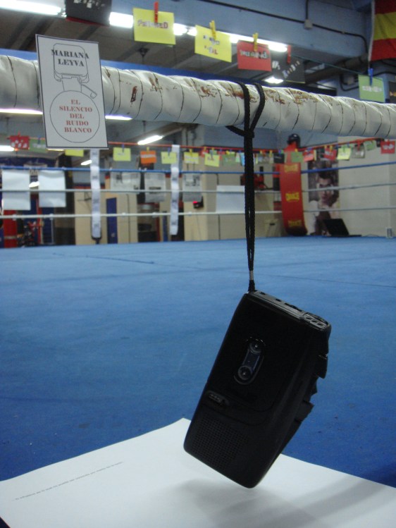 La grabación sonando incesantemente a muy bajo volumen... 