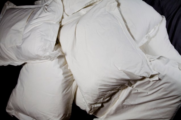 DEPOĭTUM Materiales: Diez almohadas, lágrimas y marquillas de tela cosidas al interior de cada almohada, bordadas en hilo plateado con uno de diez sentimientos. Técnica: instalación con objetos intervenidos. Dimensiones: variables.